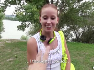 Рыженькая студентка трахается с парнем в парке летом