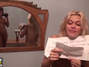 Великолепная блондинка дразнит своим сексуальным телом