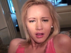 Потрясающая блондинка отдается своему любимому прямо на кухне