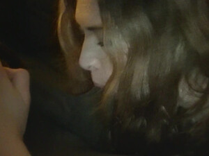 Бледнокожоя красавица сосет большой негритянский член для частного видео