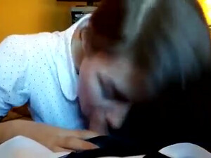 Отсос на рабочем месте от девахи в одежде