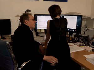 Босс ебет свою новую секретаршу раком в кабинете