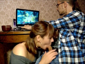 Девушка сосет у парня дотера