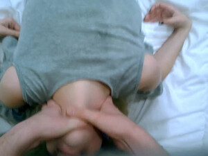 Русская малолетка сосет палец и член