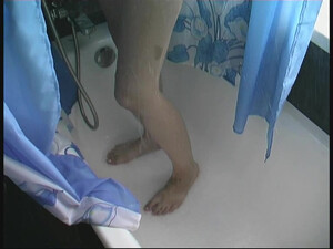 Муж ебет раком жену блондинку в ванной