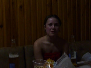 Парень в сауне делает кунилингус пьяной подруге