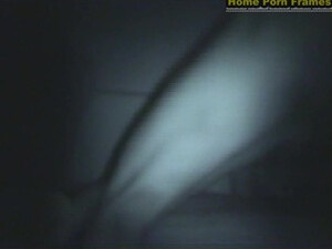 Парень в темноте трахает девушку без презерватива